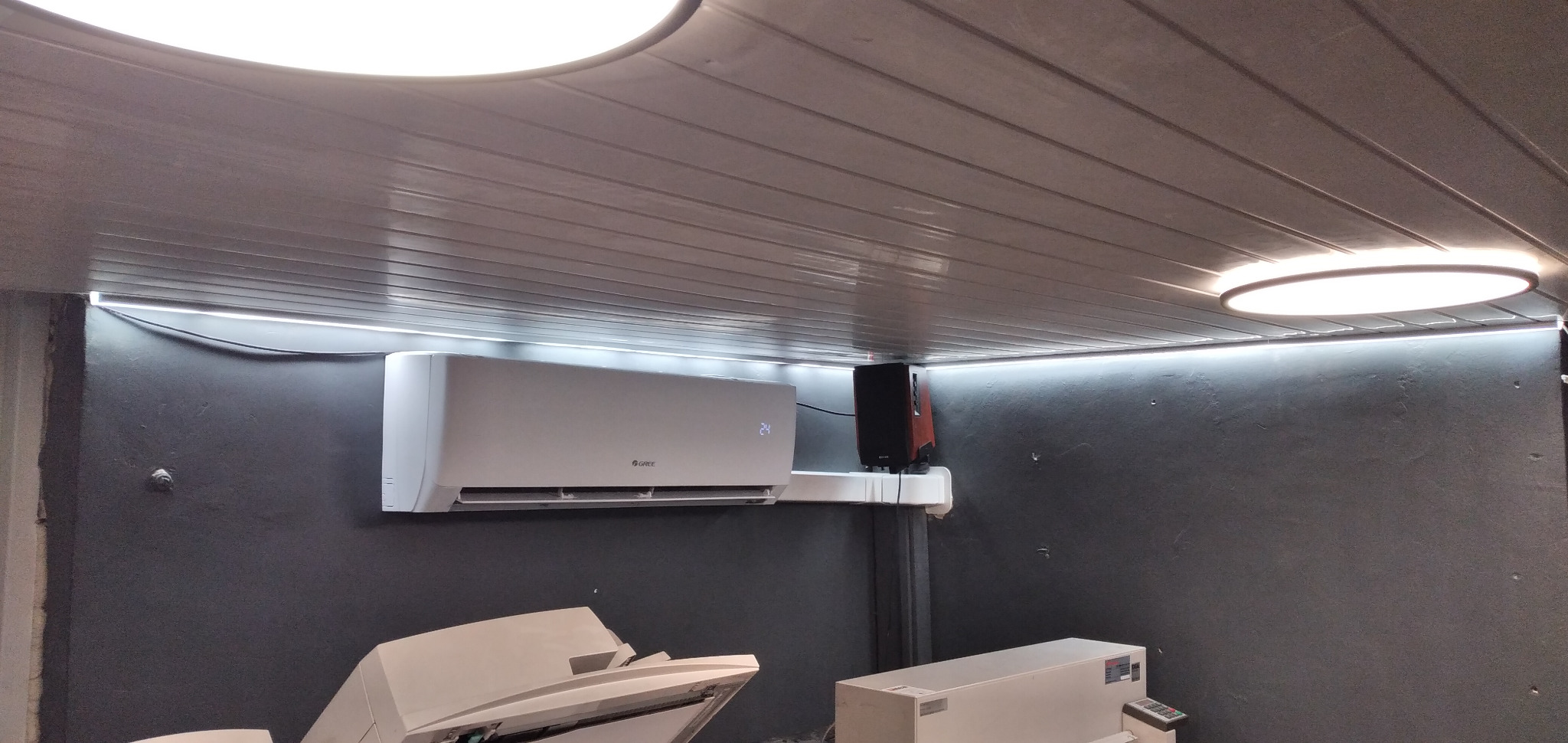 Klimatyzator GREE PULAR o mocy chłodniczej 5KW zamontowany w punkcie ksero w Krakowie.