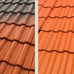 HELIOLINE - Czerwona dachówka ceramiczna: lewa strona pokryta brudem i mchem, prawa strona po czyszczeniu, ukazująca intensywny kolor. Porównanie 'przed' i 'po'.