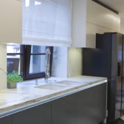 Nowoczesna kuchnia z marmurowym blatem, podświetleniem LED, czarno-białą podłogą w szachownicę i oknem z roletą rzymską.