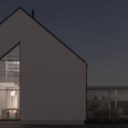 LONKA architektura Kamila Lonka - Nowoczesny dom z oknem w kształcie trójkąta, oświetlony od wewnątrz, z minimalistycznym ogrodem i lampą kulą na zewnątrz, nocna sceneria.