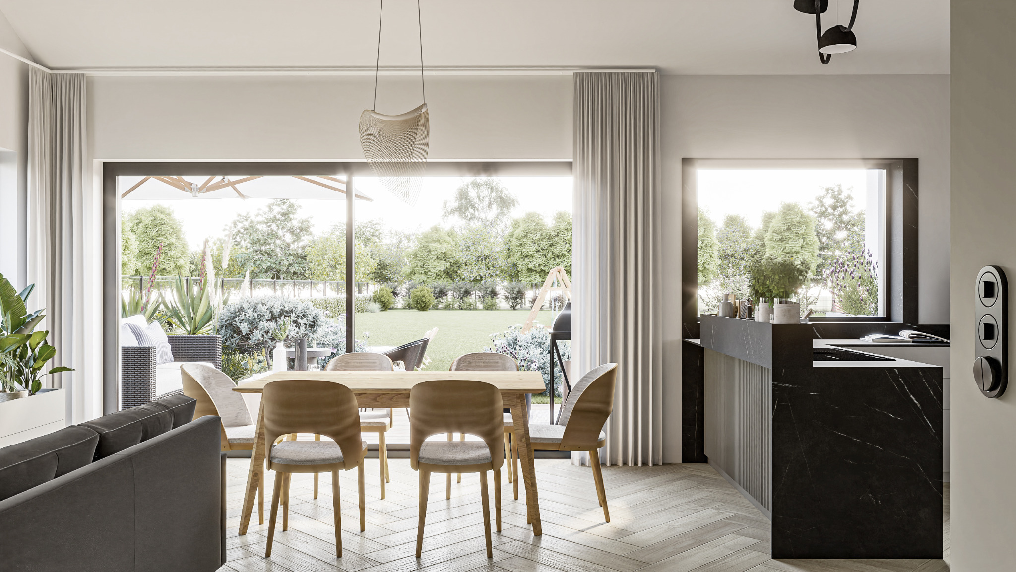 Jasne wnętrze jadalni z drewnianym stołem i krzesłami, widok na ogród przez duże okno przesuwne, parkiet w jodełkę, czarny blat kuchenny w tle.