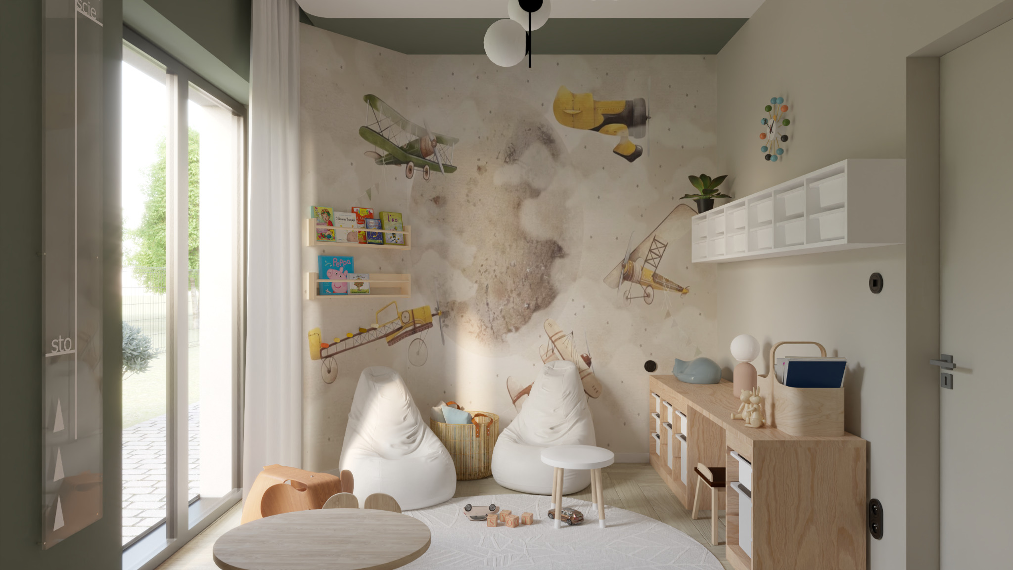 Pokój dziecięcy z tapetą w samoloty, białymi pufami, drewnianym stolikiem i komodą z zabawkami, oświetlony naturalnym światłem wpadającym przez duże okno.