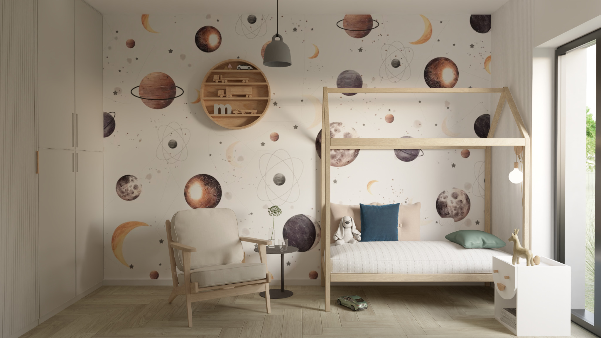 Pokój dziecięcy z motywem kosmosu: drewniane łóżko domek, fotel z jasną tapicerką, ściana z planetami i księżycami, okrągła półka z zabawkami, lampa wisząca i biała szafa.