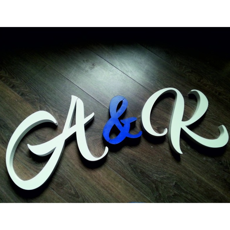 Litery dekoracyjne na wesele, docelowo umieszczone nad państwem młodym.