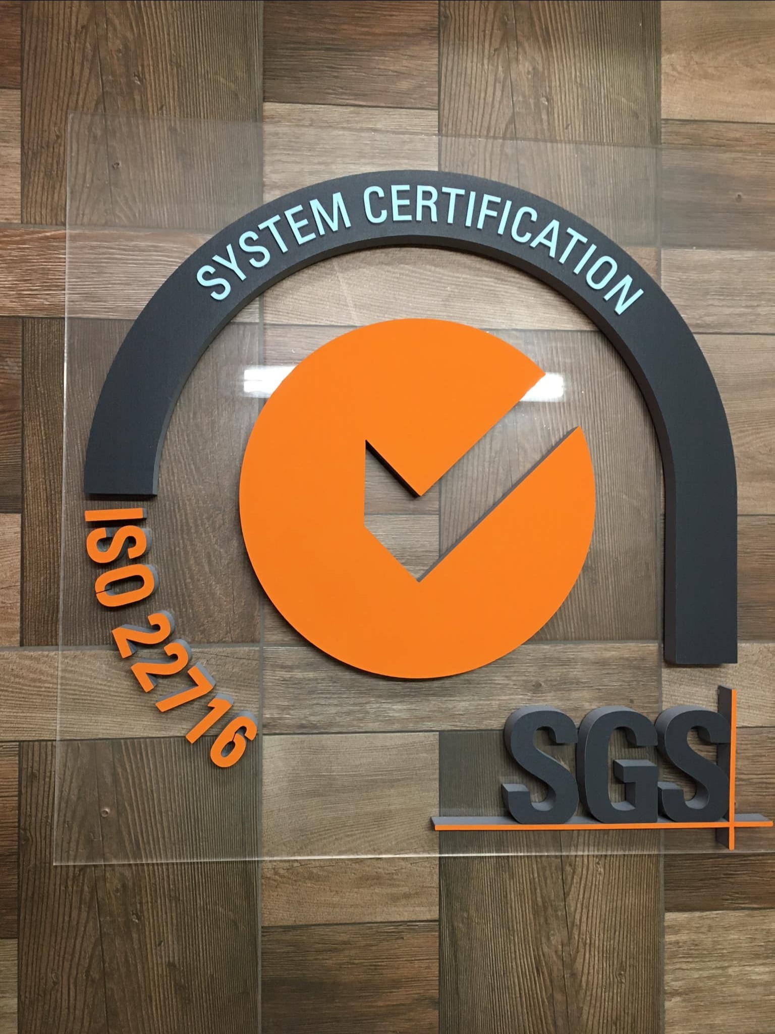 Logo na plexi bezbarwnej