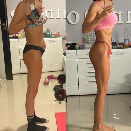 Trener Personalny Amazonka Izabela Bluj - Kobieta prezentuje efekty metamorfozy sylwetki, zestawiając zdjęcia 'przed' w sportowym topie i majtkach z 'po' w różowym stroju, trzymając telefon.