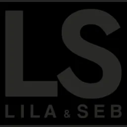 Logo 'LS LILA & SEB' w odcieniach szarości na czarnym tle, umieszczone w kwadratowej ramce.