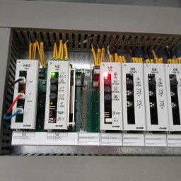 Mika'EL - Panel sterowniczy z modułami zasilania, widoczne przewody, diody LED i oznaczenia na modułach.