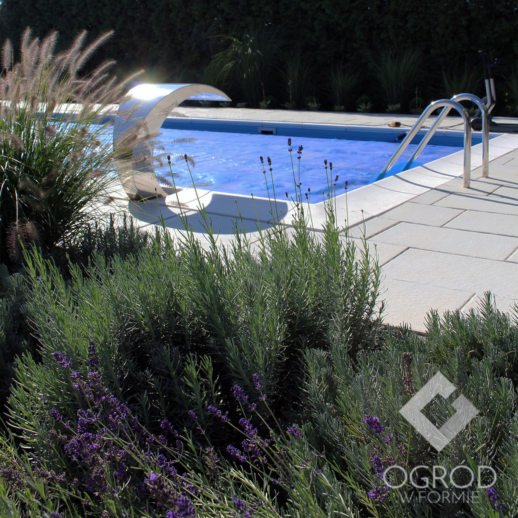Nowoczesny ogród z basenem, kaskadą wodną ze stali nierdzewnej, lawendą i trawami ozdobnymi.