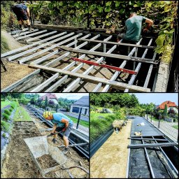 Flora Garden Mateusz Kołodziej - Montaż ramy tarasu na przygotowanym gruncie z widocznymi elementami konstrukcyjnymi, poziomnicą, oraz pracownikami w trakcie wykonywania prac ziemnych i instalacyjnych.