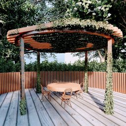 Flora Garden Mateusz Kołodziej - Wizualizacja ogrodu z drewnianą pergolą porośniętą bluszczem, okrągłym stołem i krzesłami na drewnianym tarasie otoczonym niskim płotem z pionowych desek.