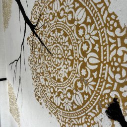 EMa - Miłosz Zadka - Dekoracyjne malowanie ściany z motywem mandali w odcieniach złota i czarnym motywem drzewa. Artystyczne wykończenie wnętrza z bliska.