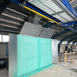 Ściana pochłaniająca z nadmuchem zwrotnym oraz winda