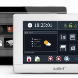 Dwa panele sterowania systemem alarmowym Satel INT-TSI, pokazujące interfejs użytkownika z ikonami bramy, rolet, oświetlenia, kamery i pogody dla Gdańska.