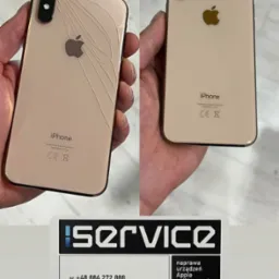Złoty iPhone XS: po lewej z pękniętą obudową, po prawej po naprawie, na dole wizytówka serwisu Apple w Warszawie.
