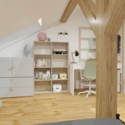 Pokój dziecięcy na poddaszu z drewnianą belką konstrukcyjną, białymi meblami, regałem z książkami i dekoracjami, oraz biurkiem z krzesłem.