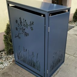 Weldcut spawanie i cięcie s.c. - Nowoczesna obudowa na dwa pojemniki na śmieci z metalu w kolorze grafitowym, z laserowo wycinanym motywem roślinnym, umieszczona na zewnątrz budynku.
