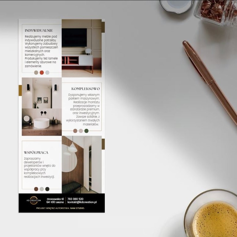 Folder reklamowy prezentujący realizacje mebli na zamówienie i aranżacje wnętrz, z elementami zabudowy, lameli i ażurowymi detalami, leżący obok filiżanki kawy i długopisu.