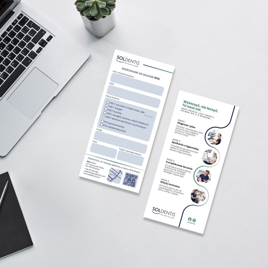 Dwa druki reklamowe gabinetu stomatologicznego Soldentis leżące obok laptopa, prezentujące skierowanie na badanie RTG i opis procesu leczenia z naciskiem na diagnozę, higienę, kompleksowe leczenie...
