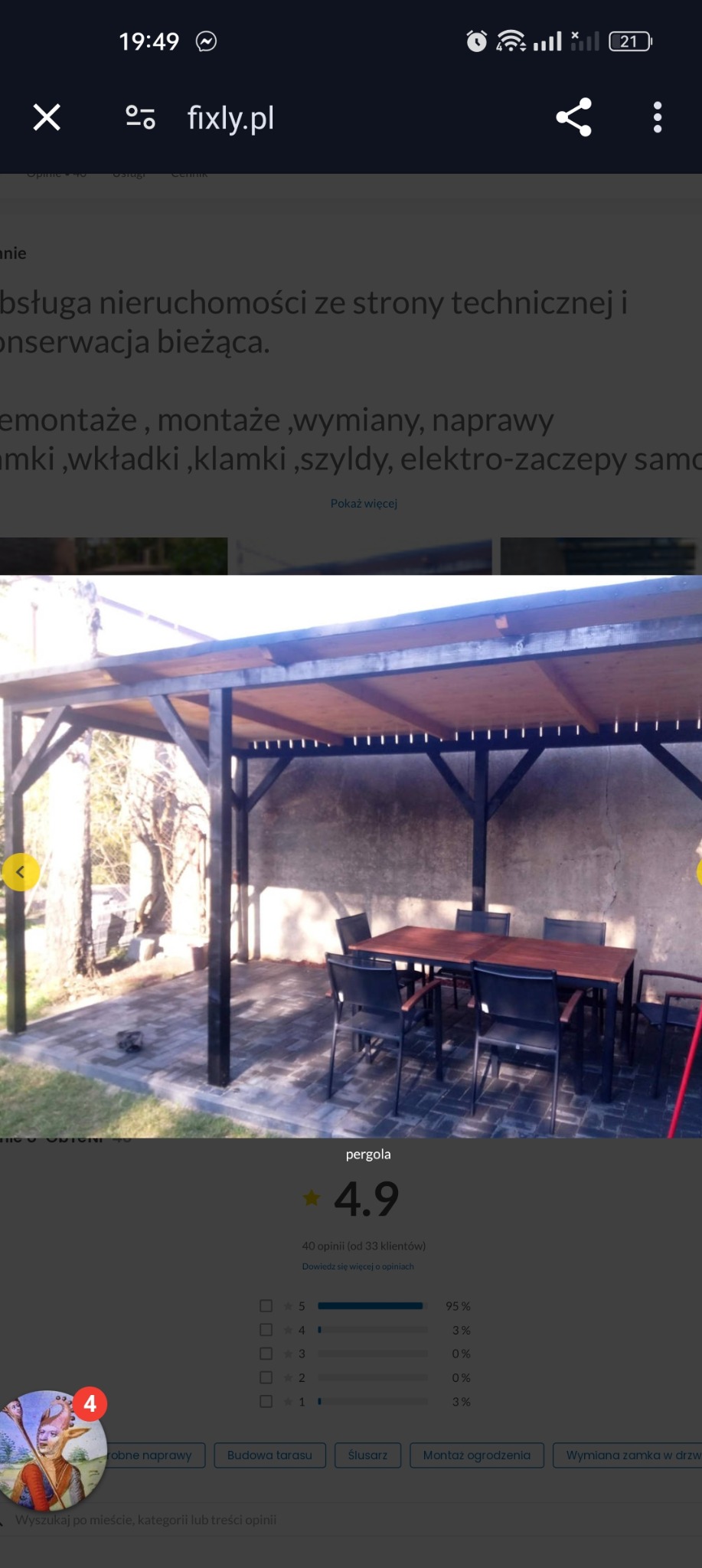 Zadaszony taras z drewnianą konstrukcją w kolorze ciemnego brązu, wyposażony w stół i krzesła ogrodowe na brukowanej powierzchni.