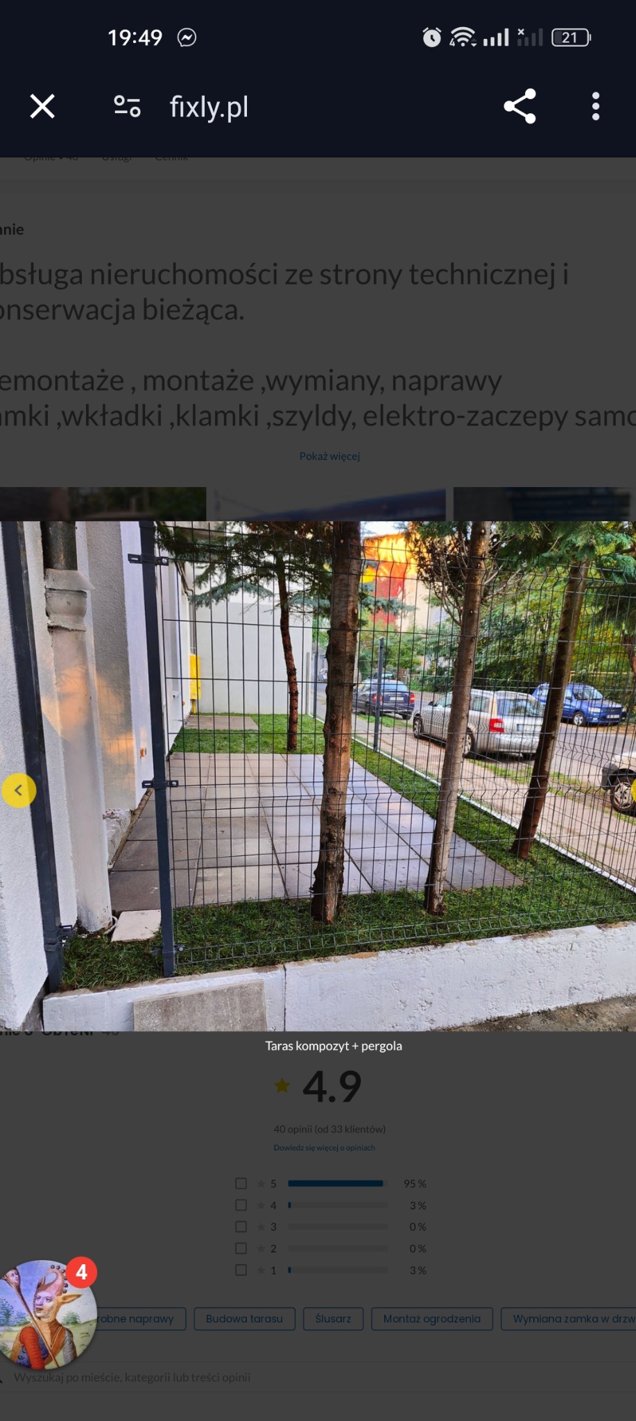 Nowoczesny taras kompozytowy z szarą kratą ogrodzeniową w Łodzi, z drzewami rosnącymi w jego obrębie, widok z boku.