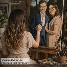 ART KATARZYNA DĄBROWSKA - Artystka maluje portret olejny pary na płótnie, używając pędzla. W tle widoczne inne obrazy i akcesoria malarskie, tworzące artystyczną atmosferę pracowni.