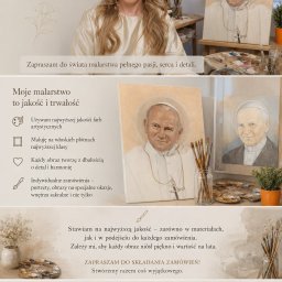 ART KATARZYNA DĄBROWSKA - Artystka prezentuje portret Jana Pawła II na sztaludze, obok pędzle i paleta. W tle inne obrazy. Jasne, naturalne światło podkreśla detale i ciepłą kolorystykę.