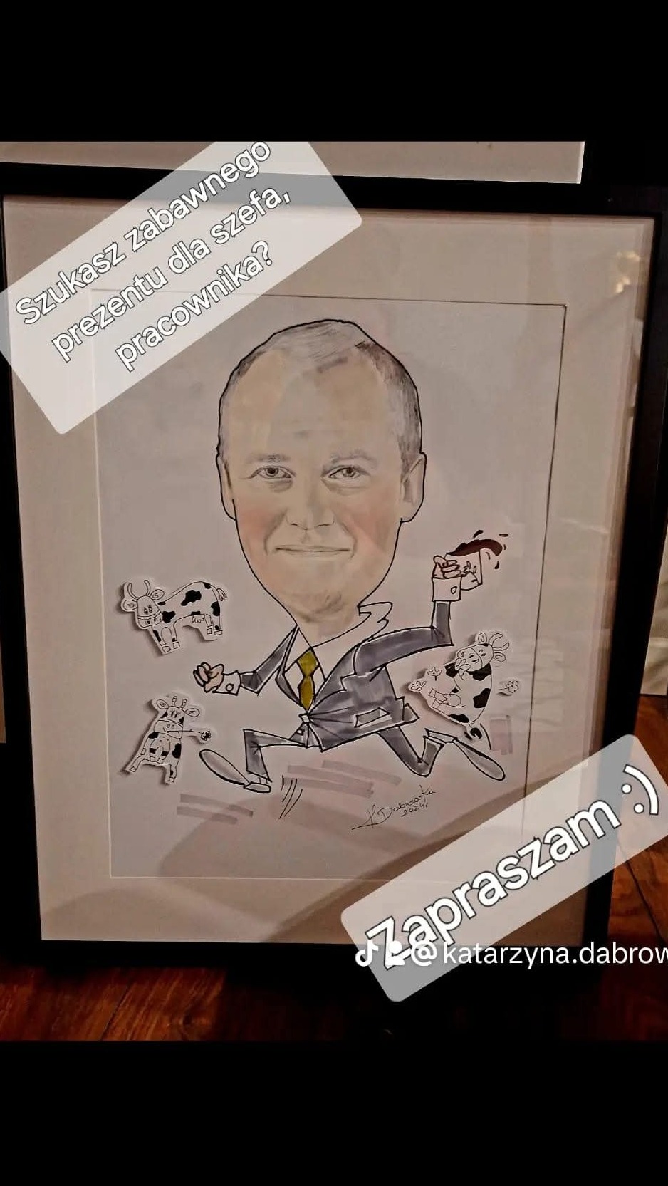 Oprawiony karykaturalny portret mężczyzny w garniturze, biegnącego z kawą, otoczonego rysunkami krów. Zabawny prezent dla szefa lub pracownika. Ręcznie rysowany portret.