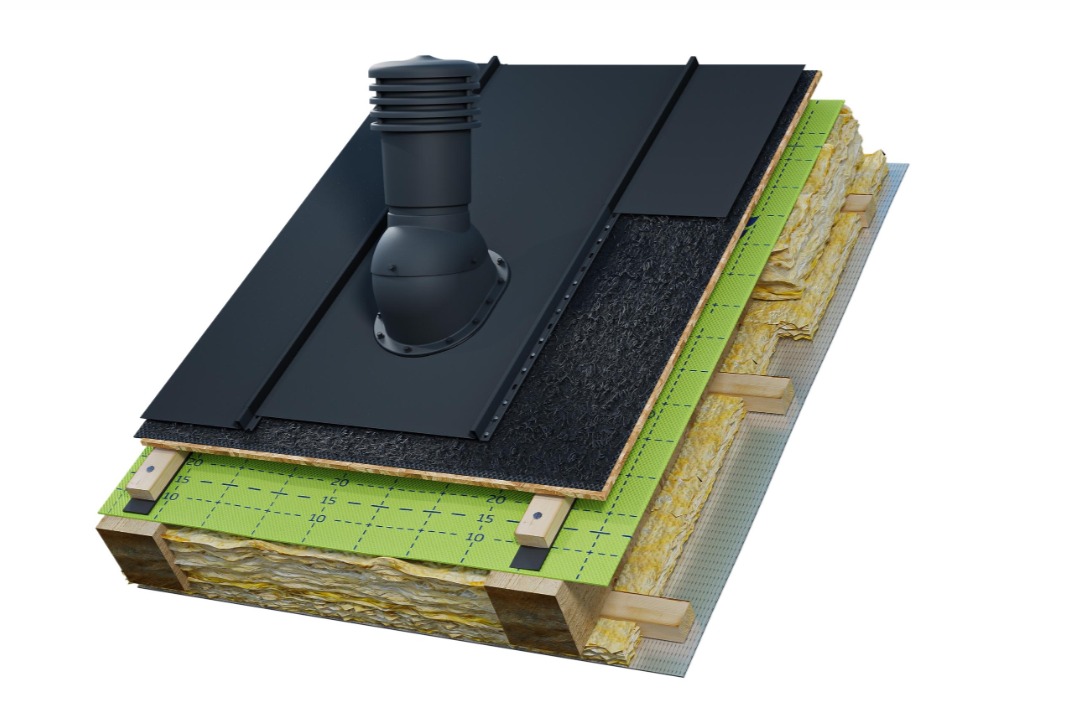 Przekrój poprzeczny dachu z czarnym pokryciem, izolacją z wełny mineralnej, membraną paroizolacyjną z nadrukiem siatki, łatami drewnianymi i kominkiem wentylacyjnym.