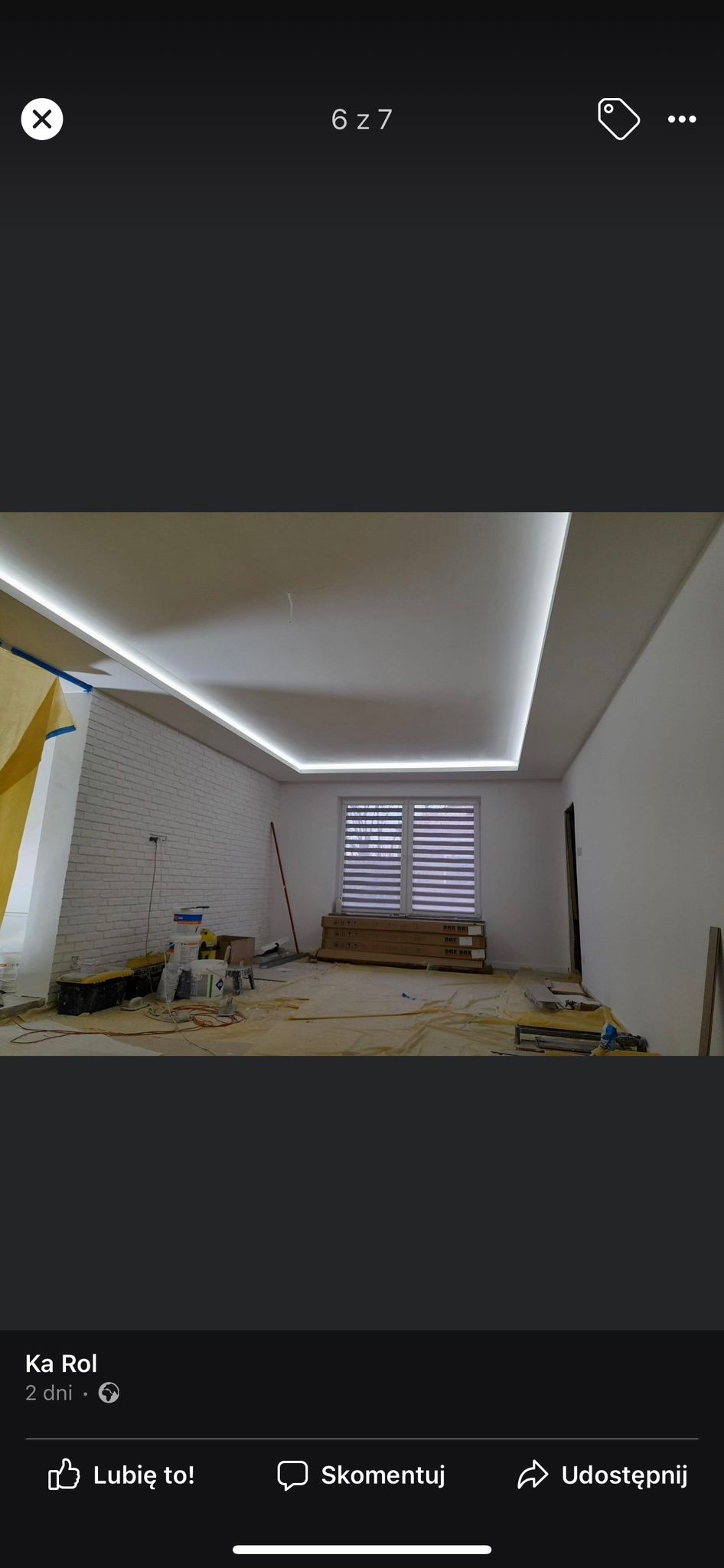 Wykończony sufit podwieszany z oświetleniem LED w Bieruniu. Widoczne przygotowania do dalszych prac wykończeniowych, zakryte podłogi i materiały budowlane.