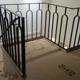 Balustrada wykonana z płaskowników malowana na czarną strukturę