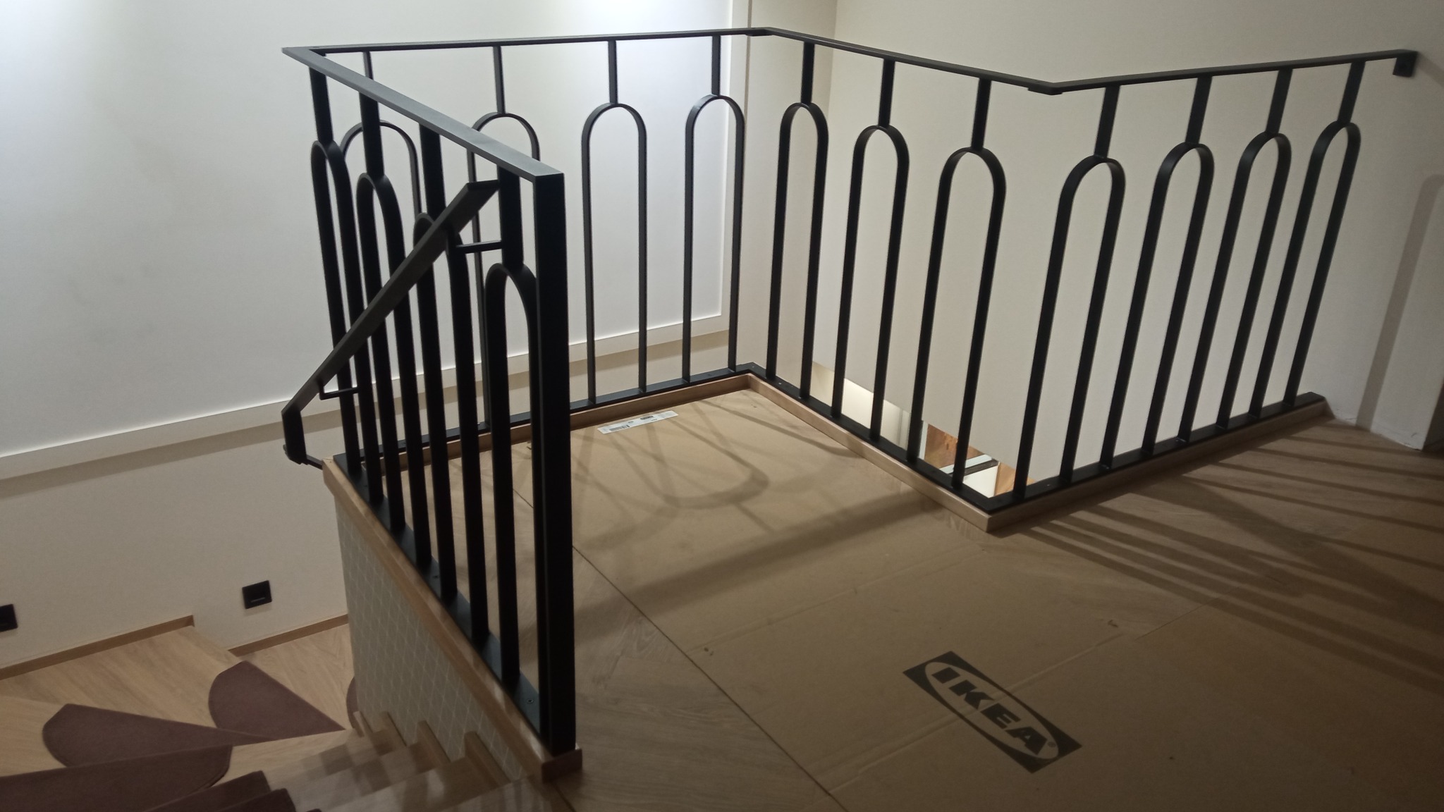 Balustrada wykonana z płaskowników malowana na czarną strukturę