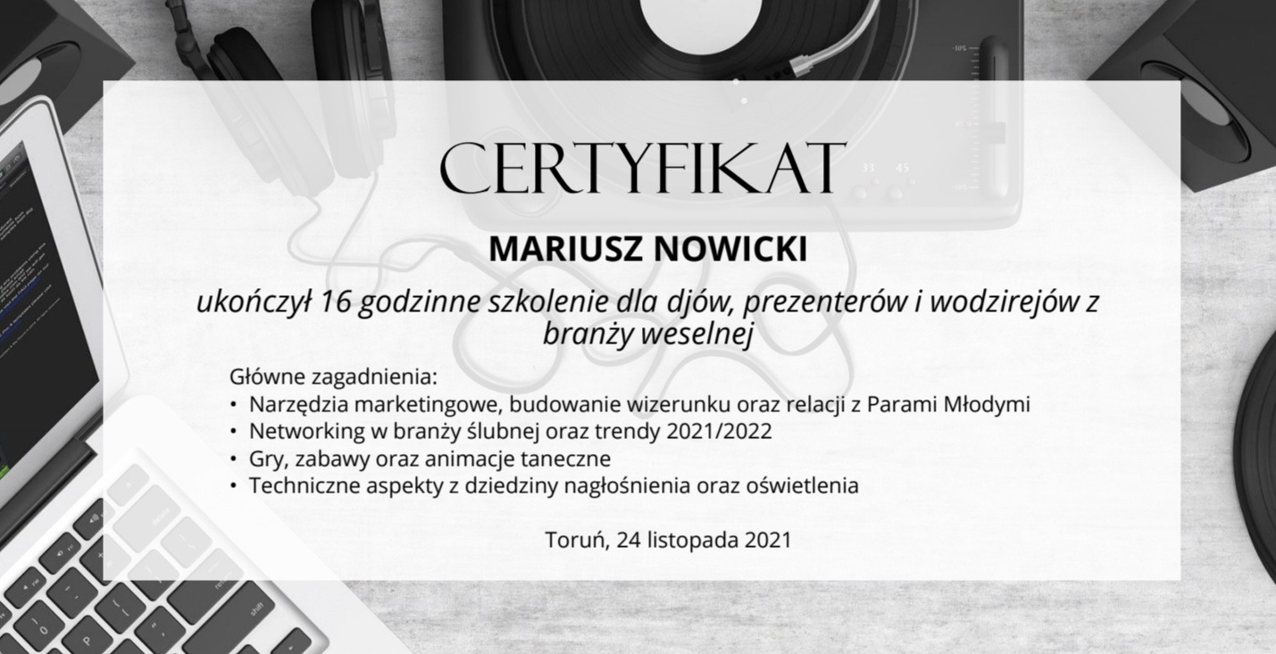 Certyfikat ukończenia szkolenia dla DJ-ów, prezenterów i wodzirejów branży weselnej, z laptopem, słuchawkami i gramofonem w tle.