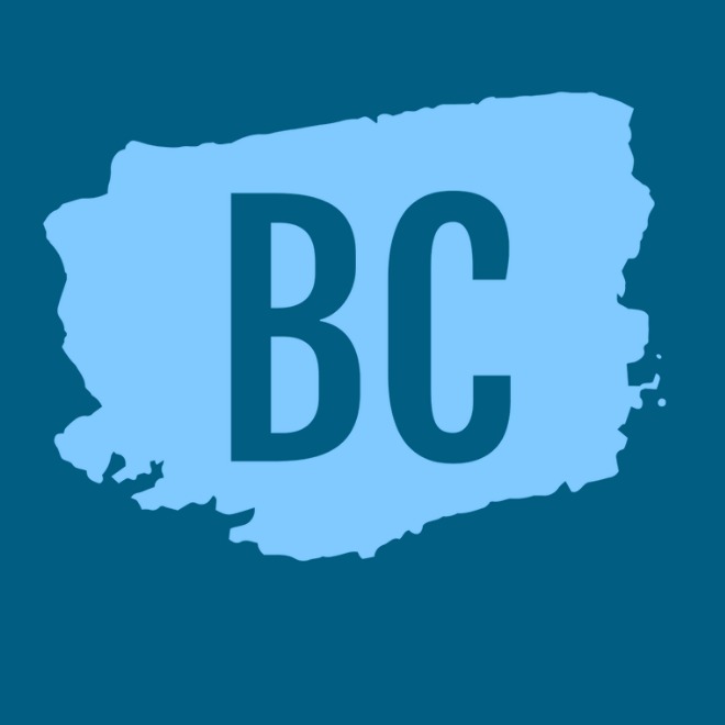 Niebieski kształt przypominający plamę z literami BC na ciemnoniebieskim tle.