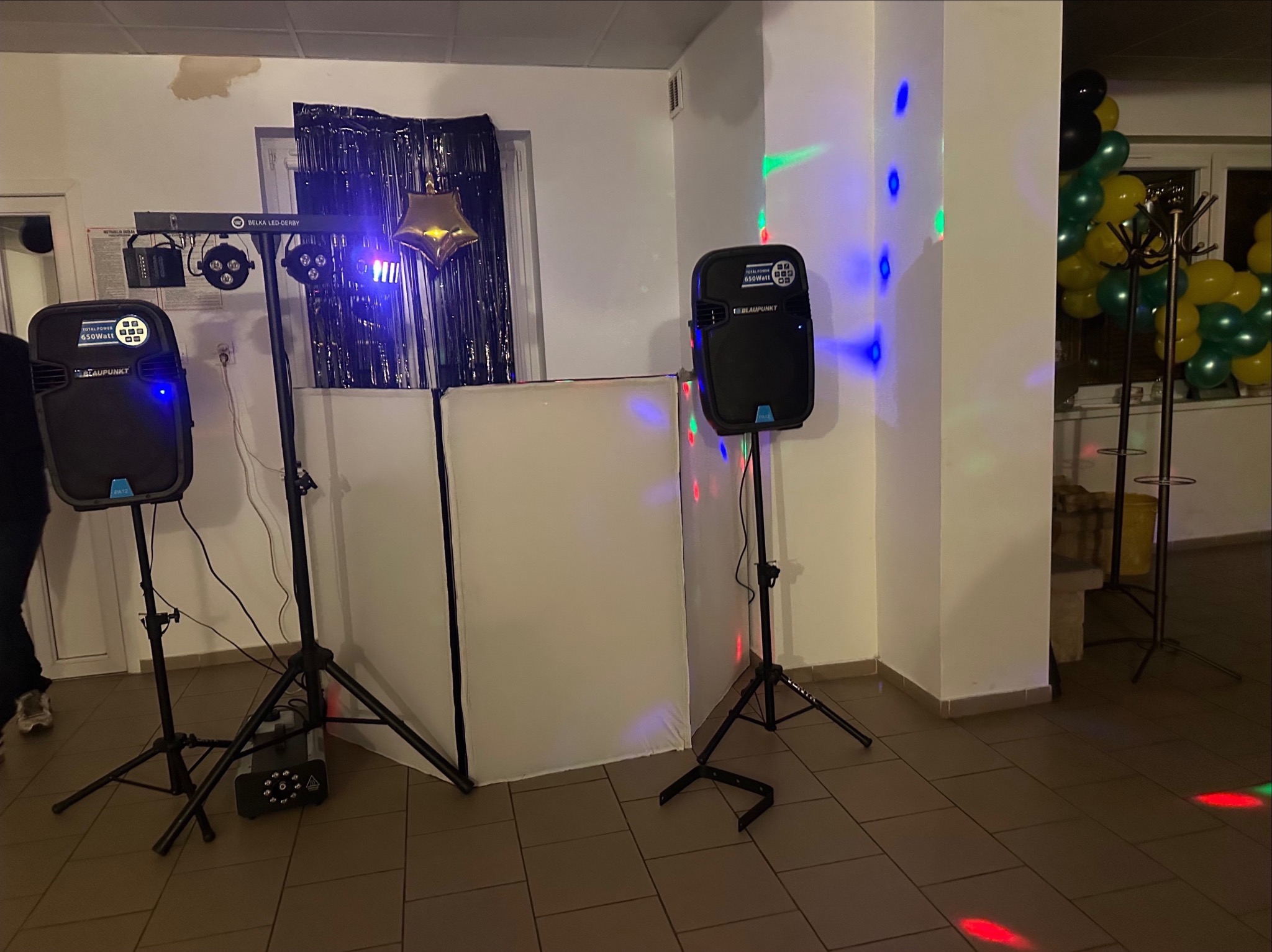 Imprezowy nastrój. Stanowisko to najważniejsze miejsce DJ.