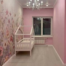 Serhii Melnyk - Pokój dziecięcy z łóżkiem w kształcie domku, różowymi ścianami i tapetą w kwiaty, oświetlony żyrandolem z białymi abażurami.