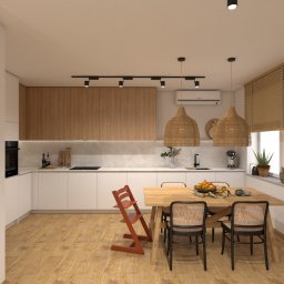 Interior Stories - Projekty wnętrz - Jasna kuchnia z drewnianymi szafkami, białymi frontami, marmurowym blatem, drewnianym stołem z rattanowymi krzesłami, plecionymi lampami i czerwonym krzesełkiem do karmienia.