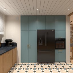 Interior Stories - Projekty wnętrz - Wnętrze kuchni z drewnianymi szafkami, czarnym blatem, turkusowymi szafami i czarną lodówką, widok na salon z żółtą sofą