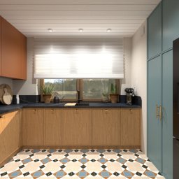 Interior Stories - Projekty wnętrz - Wizualizacja kuchni z drewnianymi szafkami, czarnym blatem, geometryczną podłogą i turkusową szafą na tle okna z roletami.