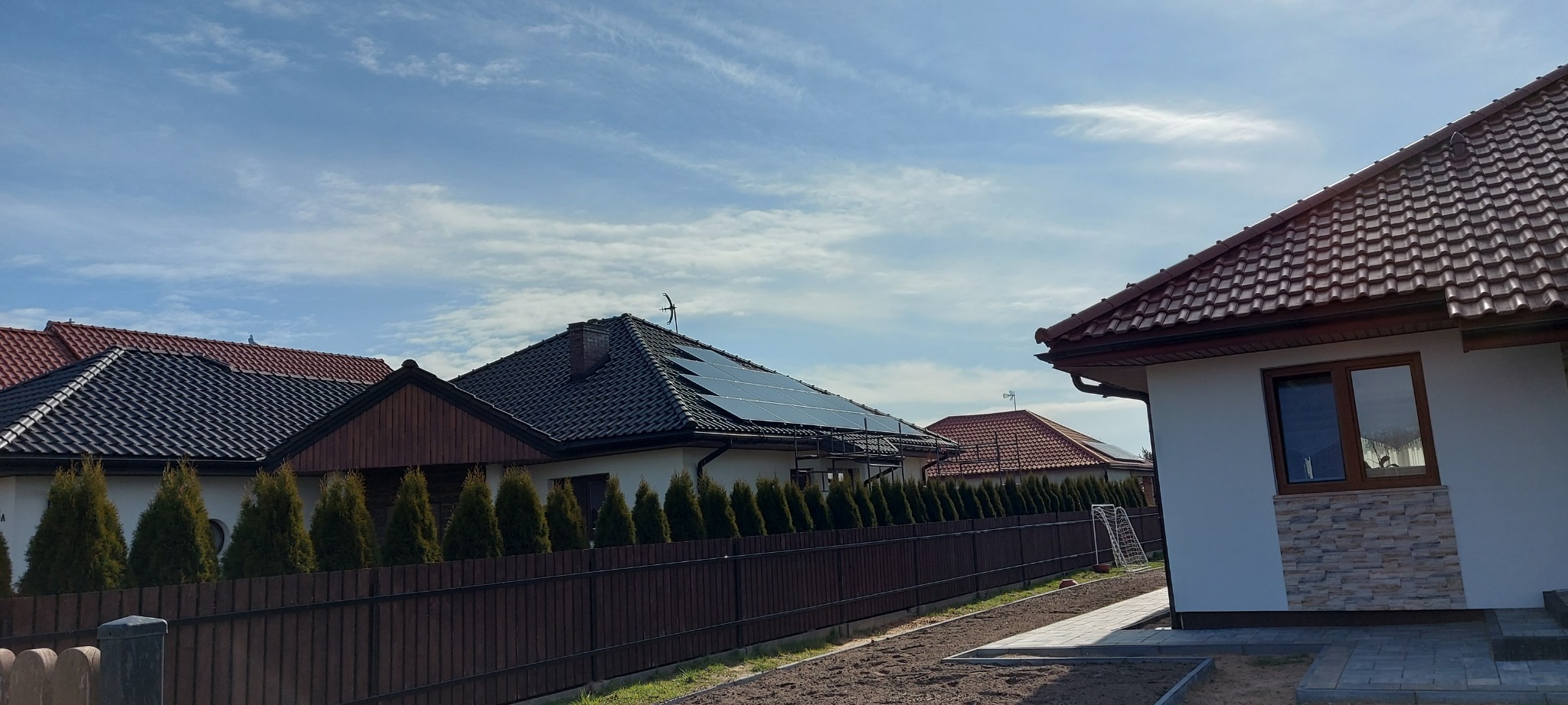 Instalacja fotowoltaiczna na dachówce ceramicznej.