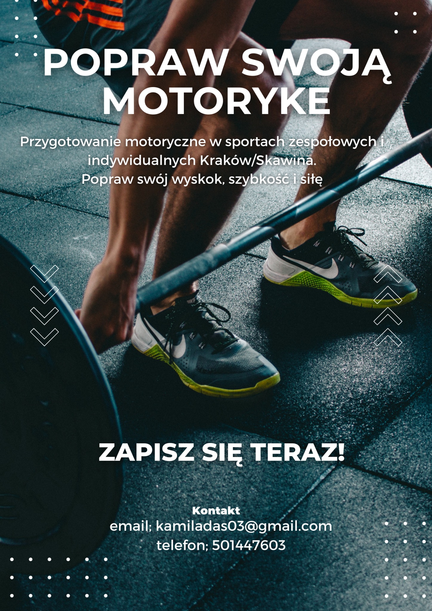 Mężczyzna przygotowuje się do podnoszenia sztangi w siłowni, widoczne buty sportowe i gryf sztangi, przygotowanie motoryczne w sportach zespołowych i indywidualnych.