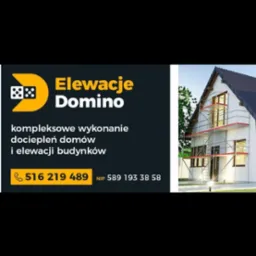 Reklama firmy Elewacje Domino prezentująca dom w trakcie prac elewacyjnych, z widocznym rusztowaniem. Grafika zawiera logo firmy, numer telefonu i NIP.
