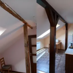 Porównanie drewnianych belek stropowych: surowa, częściowo otynkowana belka po lewej, pomalowana na ciemny brąz belka po prawej, widoczne zmiany w aranżacji wnętrza.