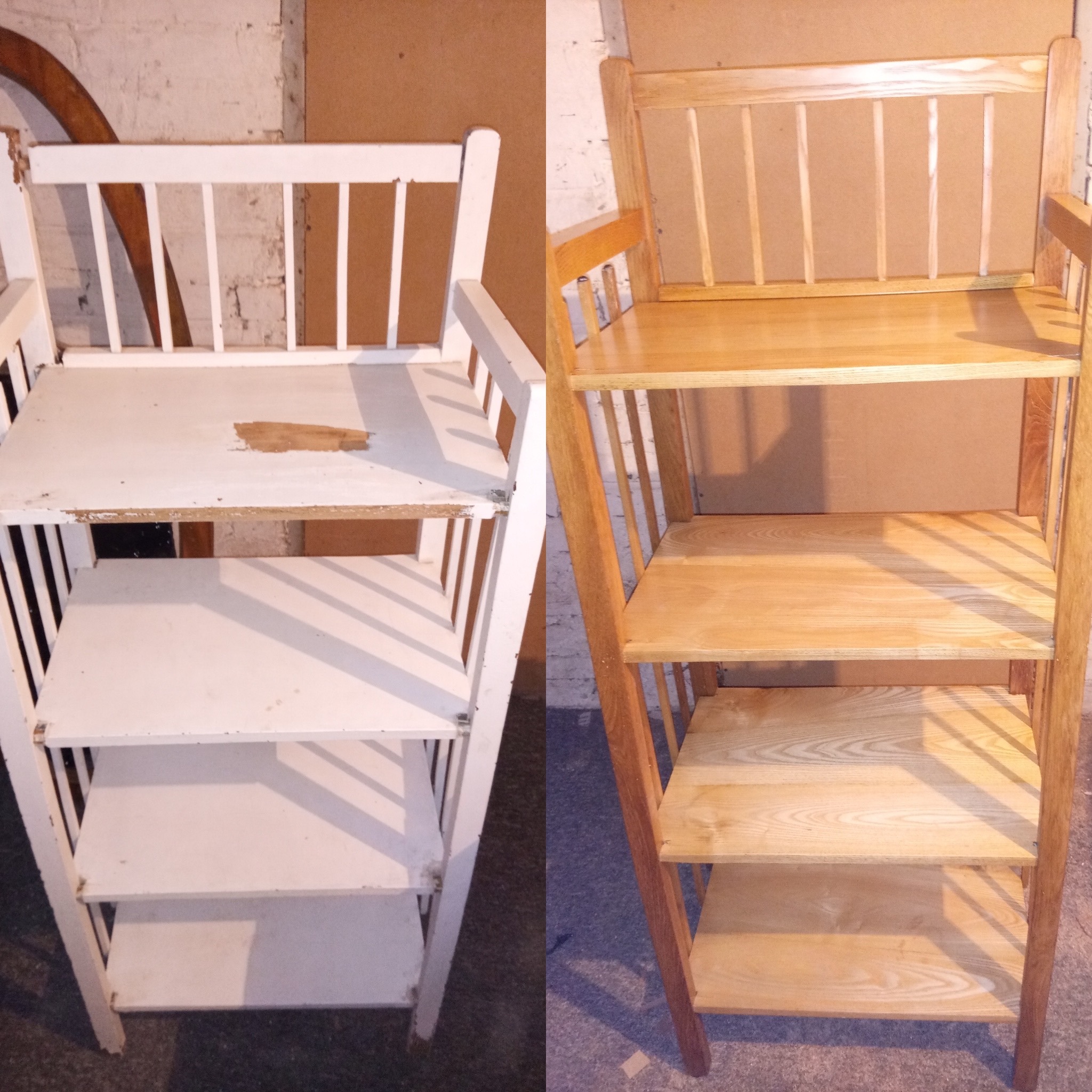 Porównanie regału przed i po renowacji: po lewej stronie biały, uszkodzony regał z ubytkiem blatu, po prawej odnowiony regał z jasnego drewna, ukazujący efekt renowacji stolarskiej.