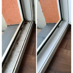 Porównanie stanu okna przed i po czyszczeniu: brudny, zaniedbany parapet okienny z widocznymi zabrudzeniami i czysty, biały parapet okienny po usunięciu brudu.