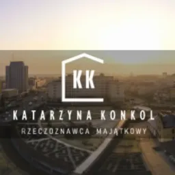 Logo rzeczoznawcy majątkowego Katarzyny Konkol na tle panoramy miasta w ciepłym świetle poranka.