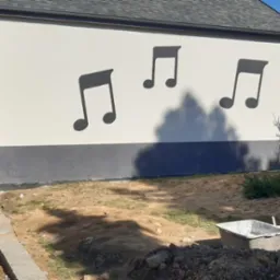 Remontowana stodoła na studio.