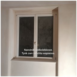 TynkNaturalnie - Ściana po remoncie z oknem w białej ramie; widoczne narożniki półokrągłe oraz tynk wapienny.