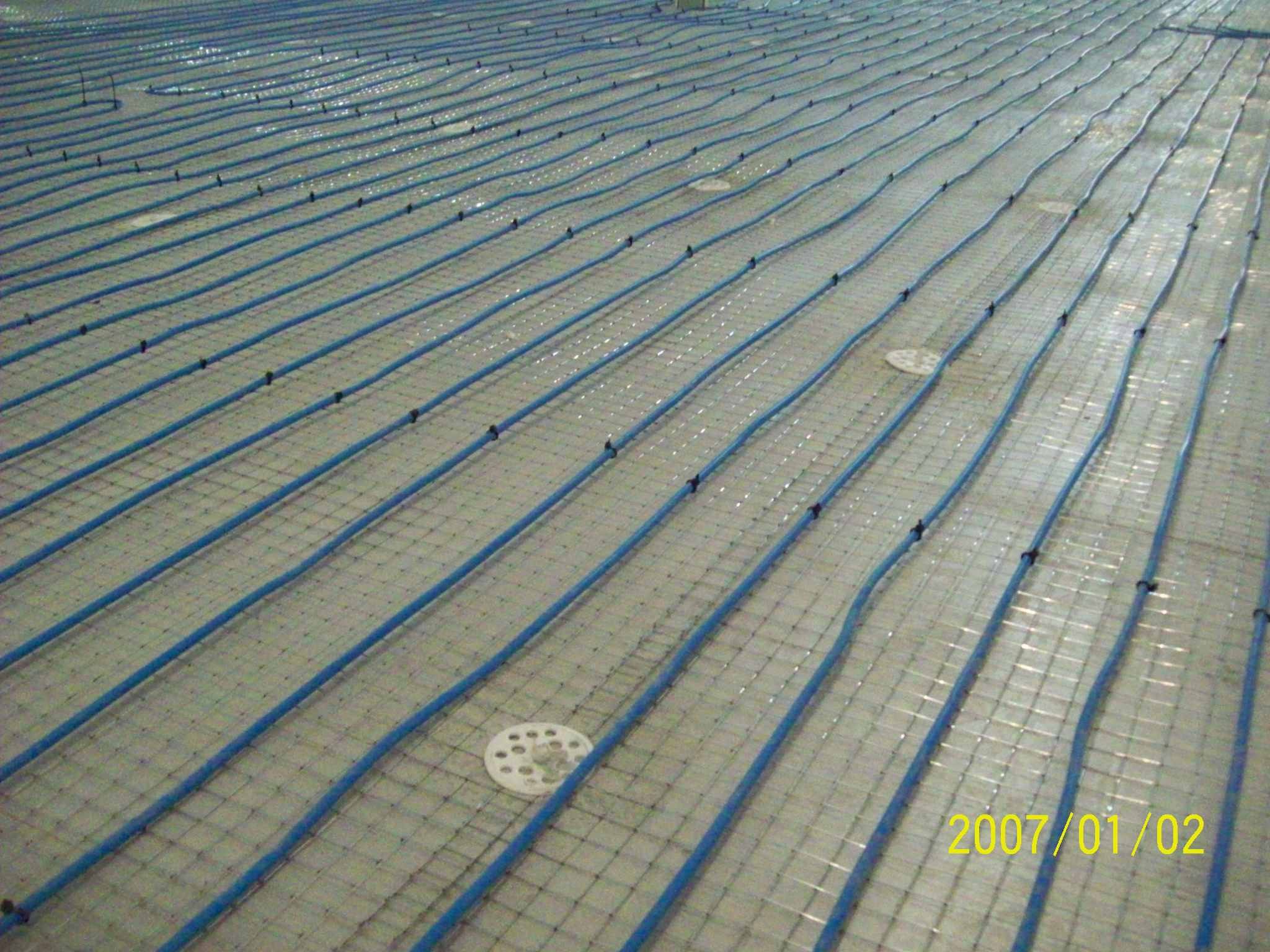 ogrzewanie sali widowiskowej kablami grzejnymi.