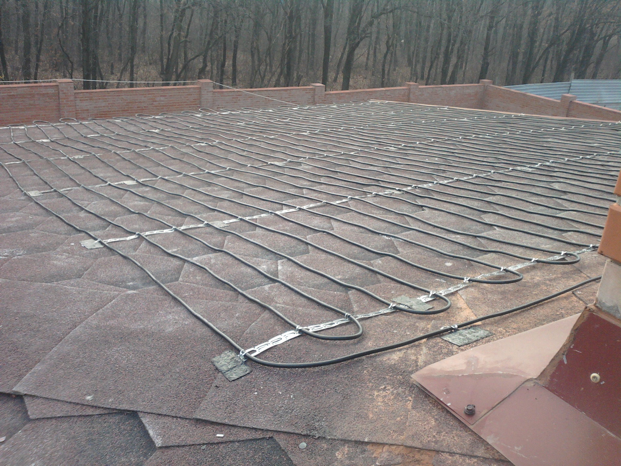 Montaż przewodu grzejnego na dachu.